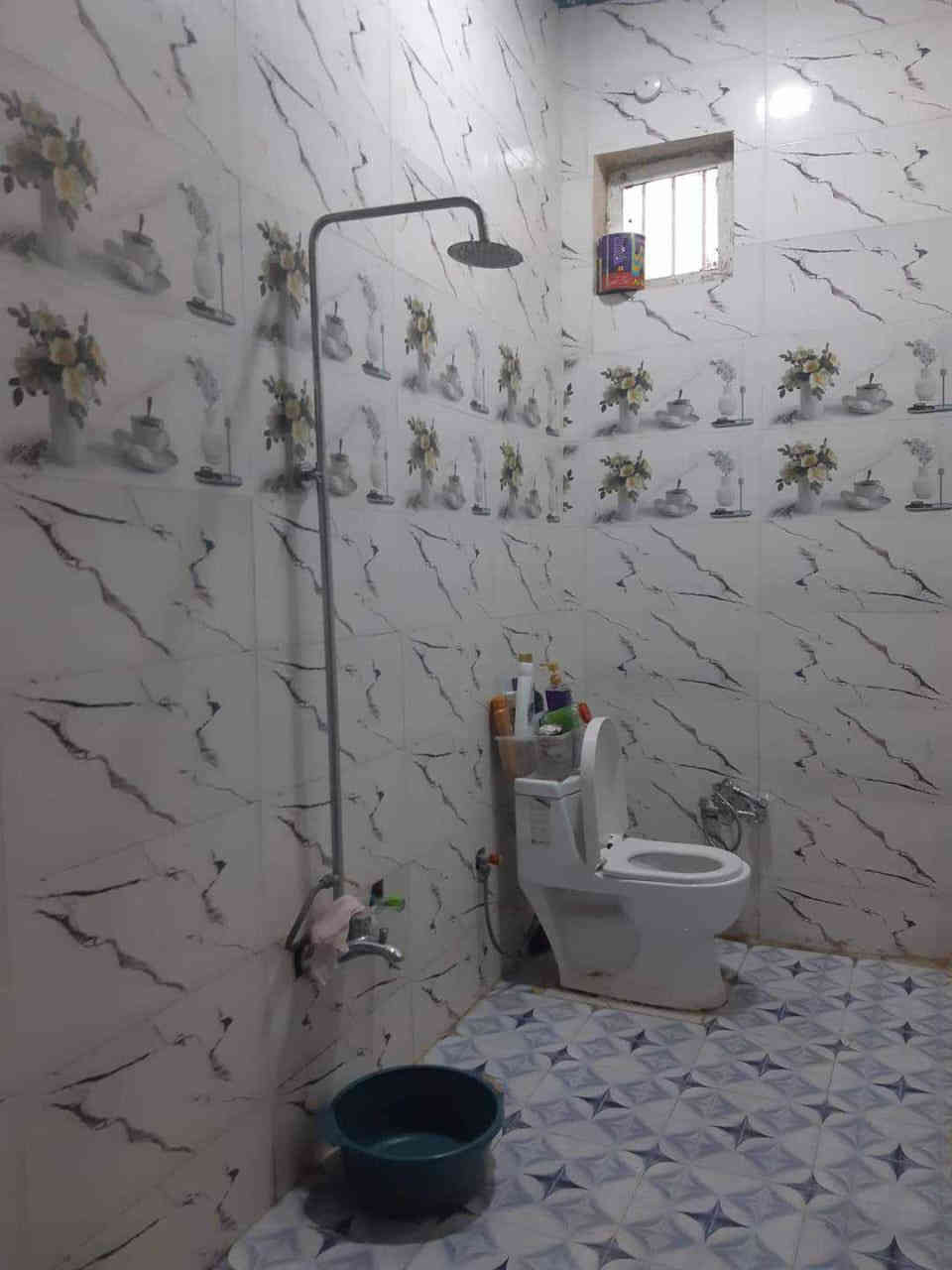 بيت مساحه ٢٠٠م واجهة ١٠ ونزال ٢٠بناء ٢٣ طابو زراعي سند ٢٥ وبي وصل معاملة تحويل جنس عقار 
محولة انترنت  المشروع الوطني مقابل الباب بالضبط وعن قريب محولة تنشد بالركن 
 البيت في ابي غرق شارع الامام حي السلام قطع هيثم الجبوري ثالث فرع ثاني بيت بعد الركن 
محتويات البيت غرفتين نوم الاثنين نفس القياس 4*4ونص وصالة مساحتها 5*8 واستقبال 5*6 ومطبخ 4ونص*4ونص  البيت مثل ما مبين بالصور بي نواقص   والدرج الواجهه موجودة والازارة 10سم أيضا موجودة  
نواقصه
بوب وأرضية كراج وواجهه والسطح فقط مزفت ينباع بنواقصه ياااريت فقط الشراي يتفضل يراسل أما الدلالة والي يجي يسولف بالنواقص ليجي افضل 
السعر 85 وبي مجال بسيط
80 ما ابيع اخوان بلا احراجات بارك الله بيكم
رقمي ***********
