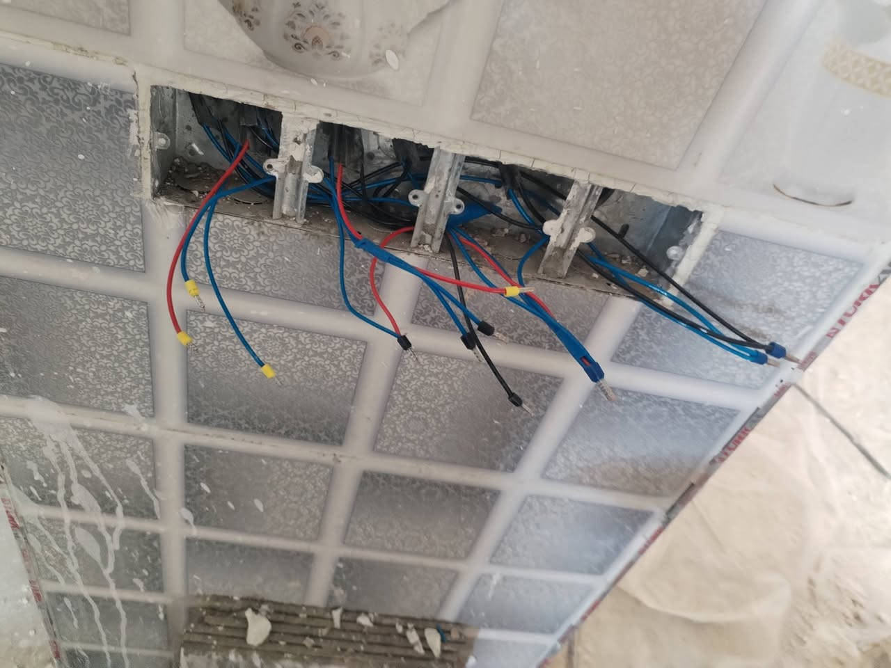 ‏يوسف ابو كاظم الكهربائي:🔌✨
كهربائي منازل ✨🔌
✅ تمديدات كهربائية كاملة
✅ صيانة أعطال الكهرباء
✅ تركيب وصيانة 
✅ خبرة ودقة بالعمل
📞 الاتصال: ***********
📱 تيكتوك: ok_1000_ok
📍 الموقع: ديالى – قضاء الخالص – ناحية جديدة الشط – القصيرين
⚡ خدمتك أسرع مما تتصور – كهرباء بأمان وضمان ⚡
