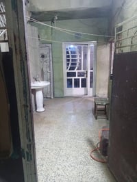 بيت للإيجار سعره ٤٠٠ مساحه ١٠٠م  يحتوي على غرفه نوم واستقبال ومطبخ وصح...