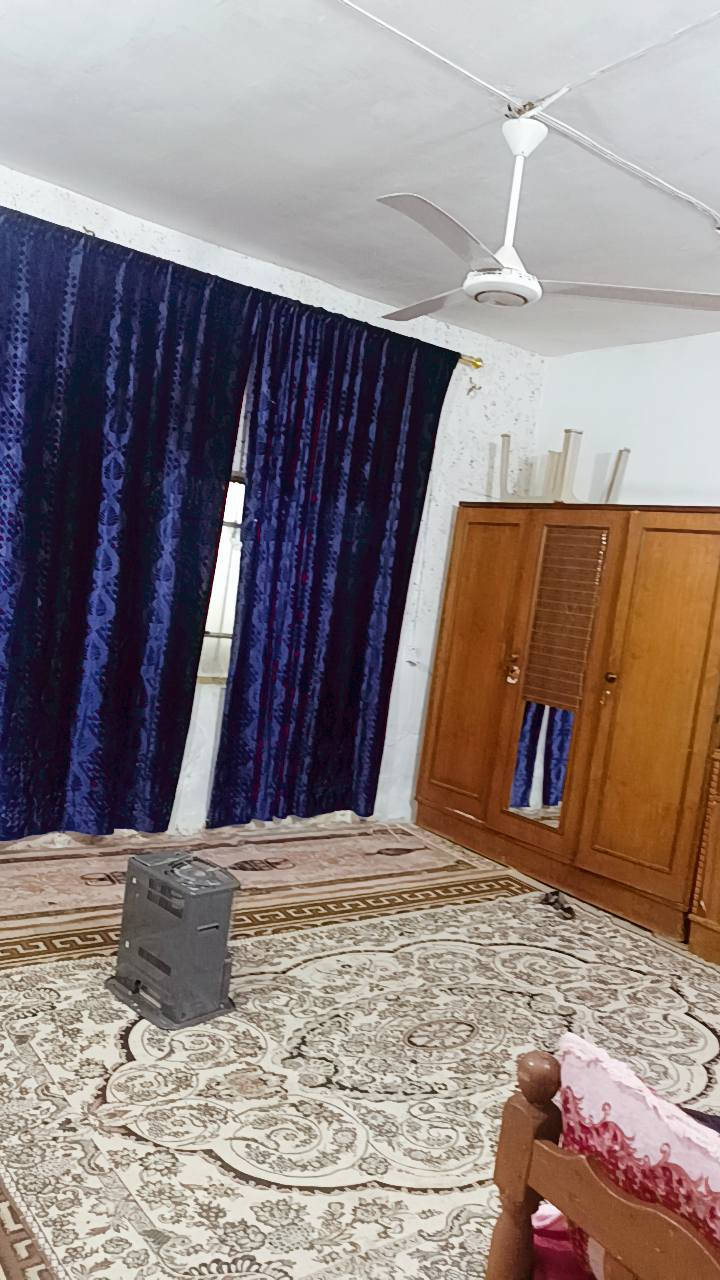 السلام عليكم بيت للبيع مساحة ١٠٠ متر طابقين يحتوي على استقبال ومطبخ وغرفة وصحيات وترك في الطابق الارضي والطابق الثاني يحتوي على غرفتين وحولي
العنوان حي البساتين شارع اسواق رسل 
للأستفسار *********** متوفر واتساب
