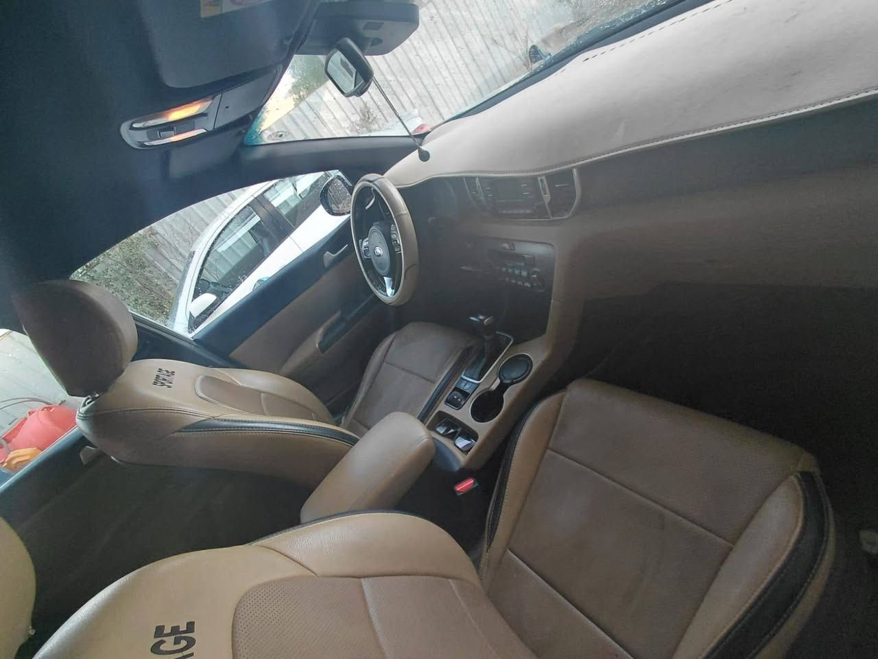 السلام عليكم : 
 سبورتج للبيع موديل 2018 السيارة جديدة بمعنى الكلمة السيارة ماشية 81 السيارة بصمة مكينة 4 سلندر مكينة 2000 جديدة السيارة كما موضح  في السونار 
ملاحظة :  ترهم مراوس بين سورنتو 2020 / 4 سلندر خليجي بيه صبغ 
مكان السيارة :  نجف
الهاتف:  ***********
