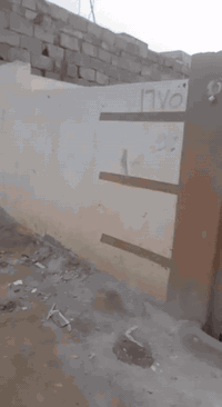 100 متر للبيع  غرفه 5×4 صاله3ونص ×2 ونص   مطبخ 5×4  طارمه  طولها 8 متر...