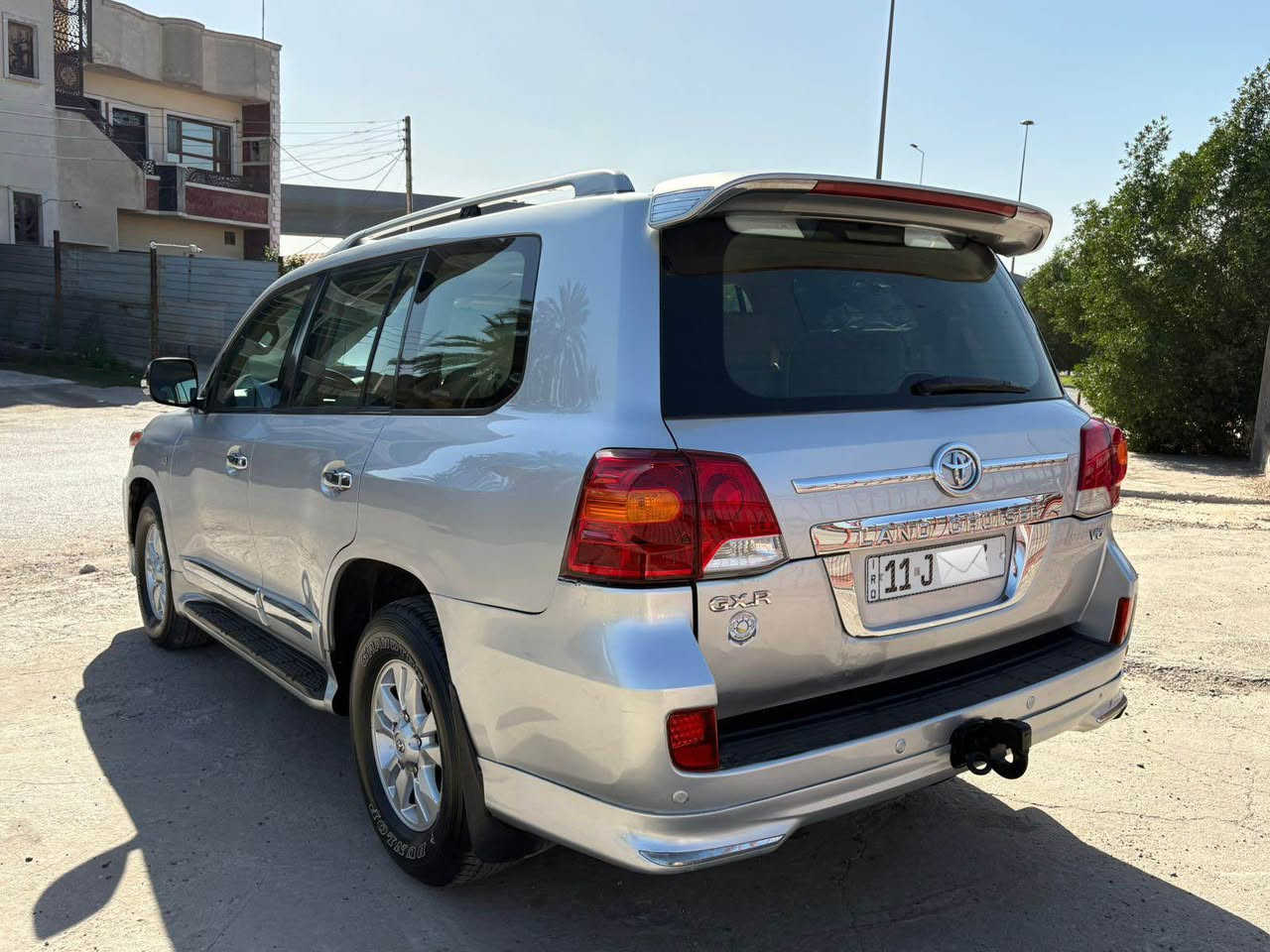 السلام عليكم لاندكروز GXR V6 2010 فطيم بدون صبغ بيها فقط دعاميات مصبوغة وشبرين من قبق الجنطة بيها سونار رقم بغداد بسمي تحويل ثاني يوم رقمها مميز رباعي رايدها 310 ورقة مكان بغداد حي الجامعة للاستفسار *********** او *********** بغداد, العراق
