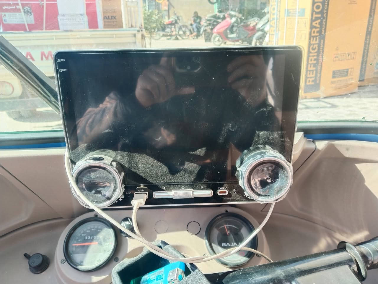 شاشه للبيع فول موصفات ودقه عاليه ينشد عليه كامره خلفيه واماميه مكاني بابل جسر نادر للاستفسار الاتصال ***********
