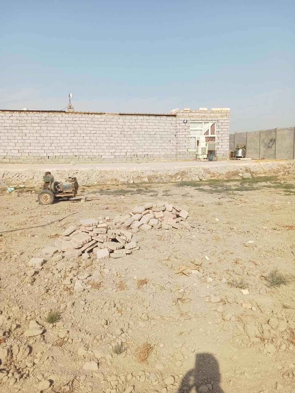 للبيع او مراوس مساحتها 1500
مرقمه مشموله بالتطويب بقرار 320 
 مسيجه وكامله وبيه مشتمل واستقبال جبير كوفه البوحداري نزلت سيد احمد ابن الحسن على شارع تبليط فرعي عريض
وجها 23 متر عالتبليط فرعي والباقي طول
تبعد عن الشارع العام 900 متر
وهيه على شارع تبليط فرعي عريض
مراوس او بيع بيت بالكوفه بحي الصدر الثالث براكيه  شارع المعمل وينطون فرق 
سعر 55 مليون وبي مجال
ستفسار ***********
