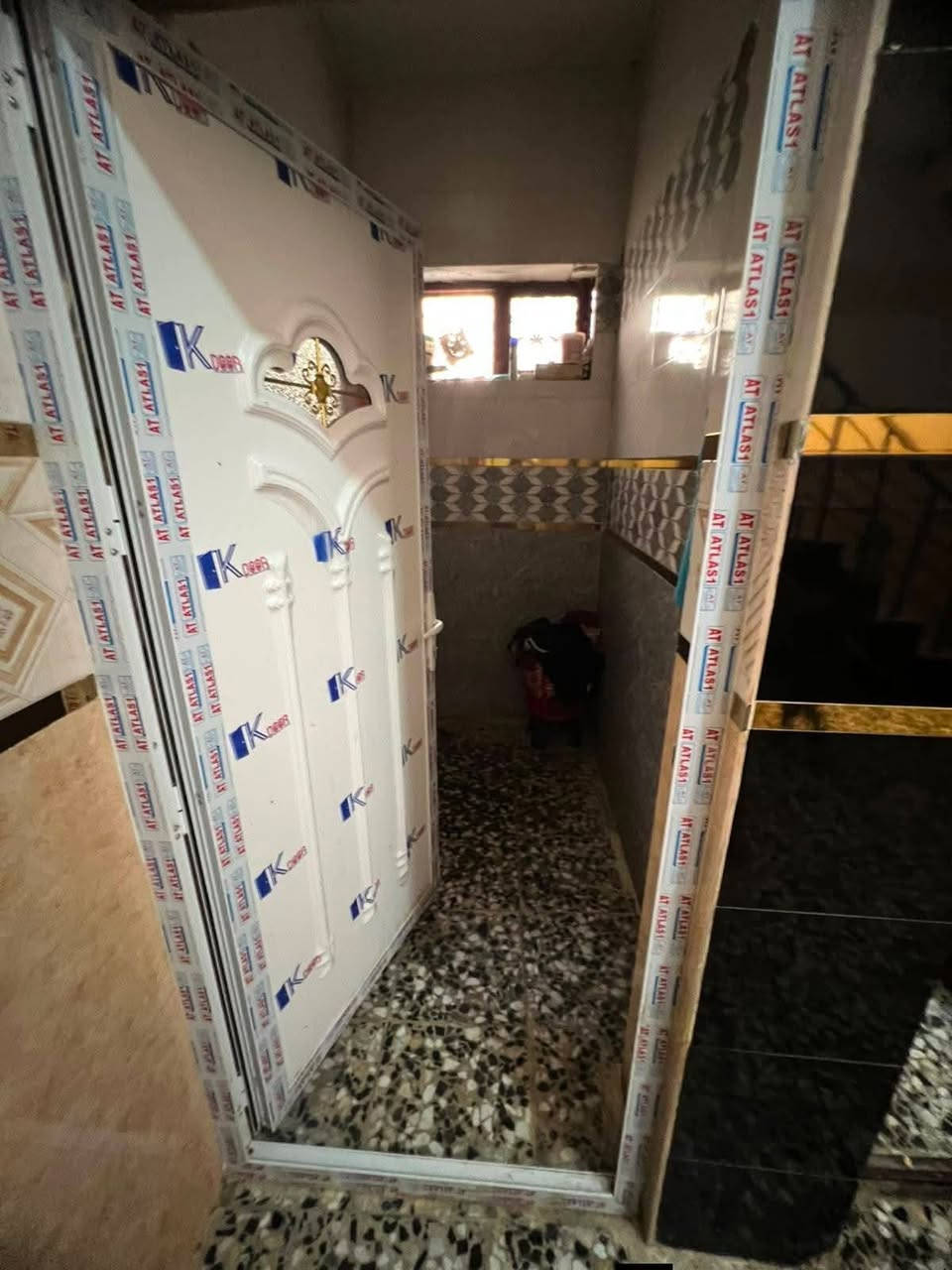السلام عليكم اليوم عندي بيت طابق ونص متكون من غرفة نوم ومطبخ وصاله واستقبال وحمام تواليت  مع حمام تواليت خارجي مع غرفه وصاله بالطابق الثاني بيت طابوق مسلح المساحه ١١٢مالواجه ٧م والنزال ١٦م سند ٢٥.جسرديالى الجديد الكرغوليه قرب مطبعة ألوان الطيف يبعد عن الشارع العام ٧٠متر تفاصيل اكثر الاتصال على الرقم ***********بيه واتس وبالخدمه
