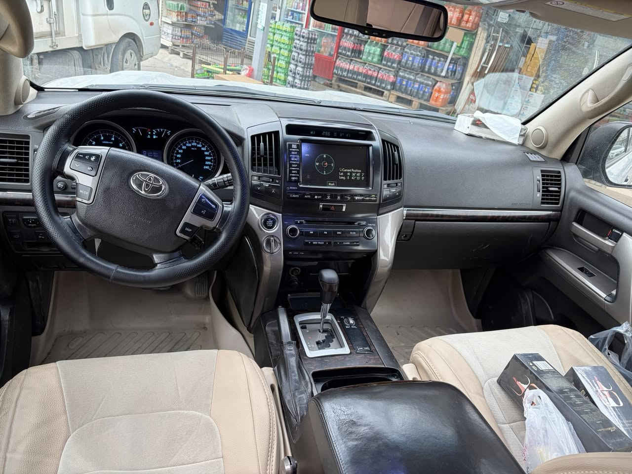 لاندكروز ٢٠٠٨ محددثه ٢٠١٣ vxR  للبيع 
***********
