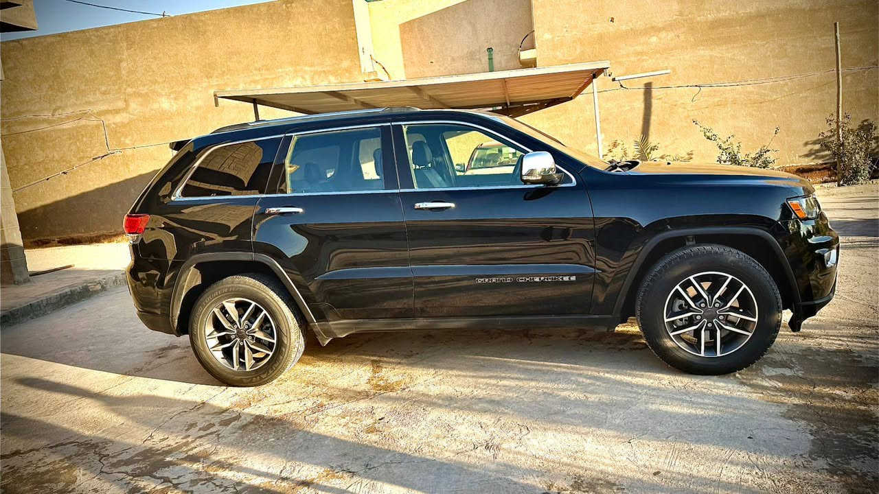 💎 للبيع: جيب كراند شيروكي 2021 (Limited - نسخة 80th Anniversary) 💎
السيارة نظيفة وجديدة حيل، للي يدور الراحة والنظافة، جيب كراند شيروكي (لمتد) نسخة الـ 80 عام الخاصة، مواصفات (واحد على واحد).

• الحادث: شبر بالجاملغ وشبر بالبنيد صبغ فقط، بدون فتح أو تبديل أي قطعة والقطع كلها أصلية.
• السيارة مكفولة كفالة عامة من (الشاصي، الكشر والشخوط، المحرك، الكير، والحدادية)، وباقي السيارة كلها بحالة الشركة.

⚙️ المواصفات العامة:
• الموديل: 2021 (نسخة 80th المميزة).
• المحرك: 6 سلندر (V6).
• المسافة المقطوعة: 60 ألف ميل.
• اللون: أسود شذري مميز.
• الرقم: أربيل (بإسمي السنوية).
• الإطارات: تخم تاير جديد.
• الموقع: محافظة بابل.

🌟 المواصفات (واحد على واحد):
• بانوراما.
• الكراسي: جلد "حضن" (تحكم كهرباء جهتين) + خزن ميموري + تدفئة وتبريد.
• ستيرن: كهرباء وتدفئة.
• الشاشة: كبيرة 8.4 إنش تدعم نظام كار بلي (CarPlay) وخرائط جوجل.
• المرايا الجانبية: تدفئة (تبخر المطر والضباب) + مرايا قلابة عند الرجوع + تعتيم ذاتي.
• التكنولوجيا: نظام تشغيل وإطفاء ذاتي للمحرك.
• وضعيات قيادة: (Sport + Eco).
• نظام الرادار: رادار خلفي وجانبي مع خاصية (البريك التلقائي) عند استشعار أي جسم خلف السيارة.
• نقطة عمياء، حساسات خلفية، وجنطة كهرباء.

💰 السعر والتواصل:
• السعر المطلوب: 260 ورقة ($26,000) وبيه مجال بسيط للشراي.
• للاستفسار اتصال: ***********
*********** واتساب 

ملاحظة: السيارة نظيفة وجديدة حيل حيل، والرزق على الله.
