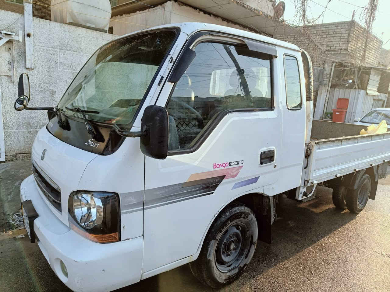 السلام عليكم سياره ام عيون للبيع موديل 2001 ام حاكيه بسمي بلاديه سعر 75 وبيها مجال ***********
