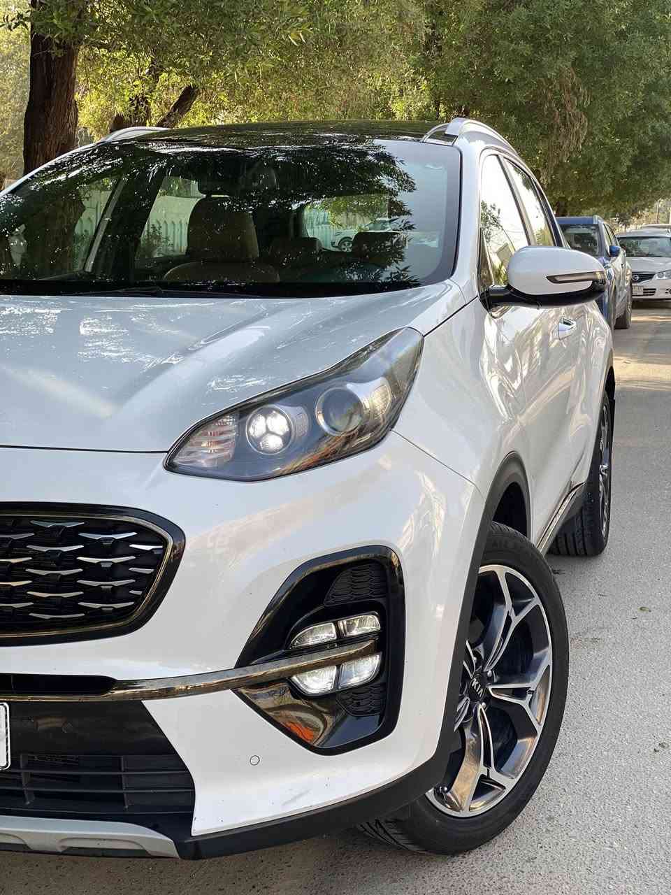 السلام عليكم 
سبورتج جيتي لاين 2021 ماشيه 85 الف حقيقي
فووول مواصفات 1/1 كلشي بيها رقم بغداد بأسمي هزه ورقم وسنويه كله جديد كير محرك كفاله 
والسياره كفاله من الصبغ بيها بارد جداً بسيط يم علامه كيا بالجنطه فقط 
سعرها 215 وبيها مجال الشراي يتصل وبالخدمه
مكاني بغداد الحريه ***********
