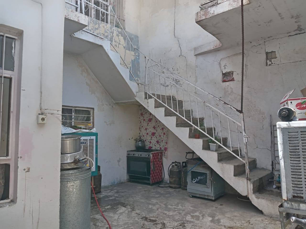 الدار للبيع في حي الصلاح الزراعي قرب مجسر اليرموك 
الدار طابقين الطابق الاول غرف نوم 3استقبال هول مطبخ صحيات كراج طابق الثاني غرفتين نوم 
مساحه 200متر وجهه 12متر 
السعر خاص او الاتصال على الارقام التالية 
ابو عبدالله ***********
حمودي الجواري ***********
او زيارة المكتب الكائن في حي الغفران قرب منتزه بست فيو
