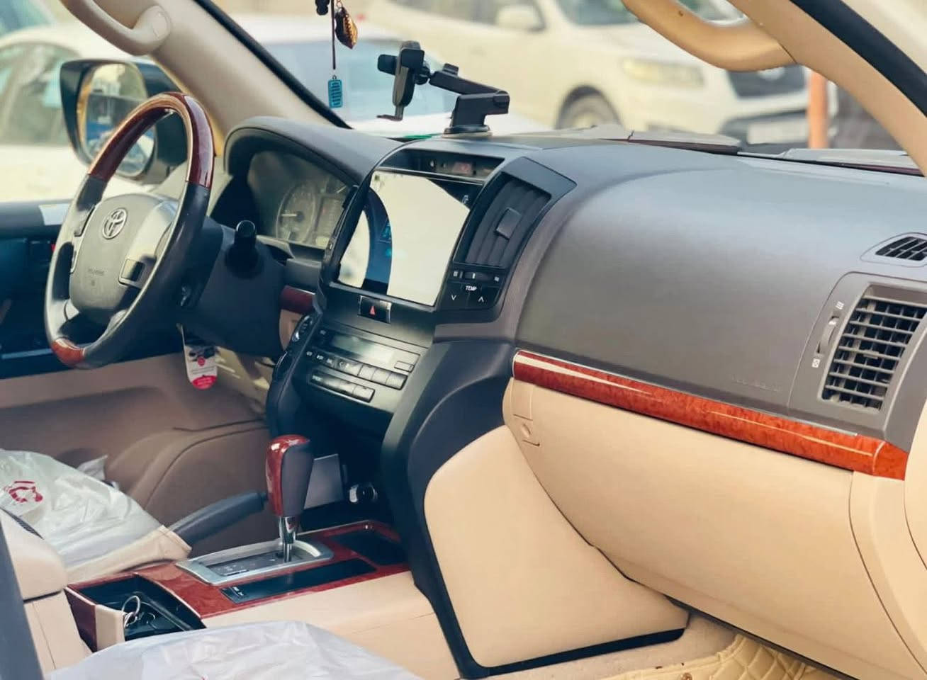 سلام عليكم 

لاندكروز 2015 

للبيع خليجي فول    مكفول 

مواصفات 

تحكمات ستيرن 

فتحه بسقف سلايد 

تشغيل بصمه 

شاشه كبيره كامره خلفي  

كشافات امامي 

مكينه 6 ممتازه جدا 

داخل نظيف جدا  بواضع لوكاله 

سياره جاهزه من كلشي 

بيها بابين فتح تعيار فقط 

   (خاليه من العيوب والخدوش )

السعر 425$ مجال بسيط 

مكان سياره بغداد الكرخ

الهاتف ***********
