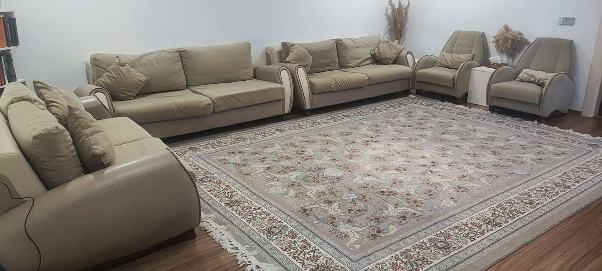 ​📣 أثاث منزلي راقي وشبه جديد للبيع في السليمانية! 📣
1️⃣ غرفة نوم كاملة (تصميم تركي راقي) 🛏️

​المميزات: السرير يحتوي على مخزن أرضي (جك)، متينة ونظيفة جداً.

​السعر: 450الف

​

​2️⃣ طقم قنفات تركي فاخر 🛋️

​المميزات: متين جداً، قماش نظيف وبحالة ممتازة كأنه جديد.

​السعر: 300الف قفل.

​📍 الموقع: السليمانية


**إذا كنت صاحب هذا الإعلان وتريد حذفه لأي سبب، رجاءا أرسل رسالة إلى الدعم الفني**