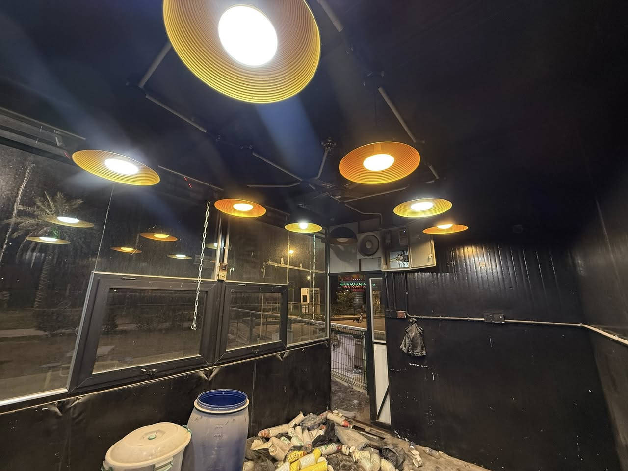 بسم الله الرحمنٰ الرحيم

كرفان للبيع مستعمل

الوجه  4 امتار 
النزال 3 امتار

يعني 4في3

كهرباء تسليك بوري +بوردسيطرة كهرباء +نقطة سبلة +وجه الكرفان جام 10ملم وابواب اللامنيوم

يحتوي ع انارة خارجية  ومنفذ شاشة بلازمة خارجي للعرض

((قاعدة الكرافان  شيلمان))
للتوضيح  ارضيت الكرفان تعبانة لازم يتبدل الابلوك

العنوان النجف الاشرف

للتواصل

واتساب ***********
