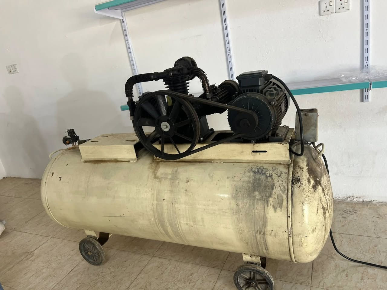 كمبريسر هواء سعه 1000لتر 
نوعيه ممتازه 3فيز جديد مسعمل شي قليل حيل السعر 850 الف وبي مجال 
للستفسار الاتصال ***********
***********
