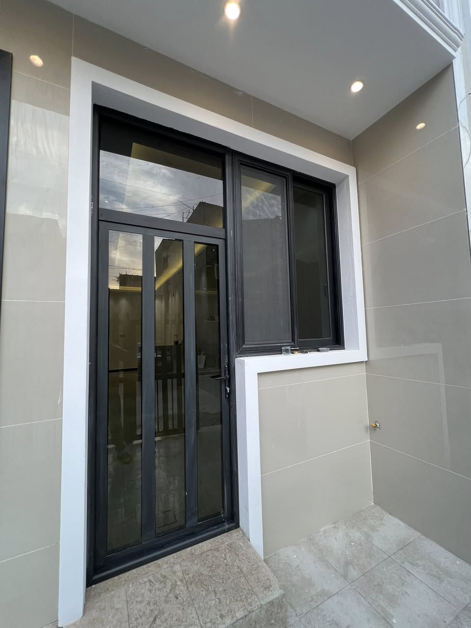 100 متر للبيع واجهة 6.66 ونزال 15 
يحتوى على 4 غرف نوم سويت 
واستقال ومطبخ وهول عدد 3 
حي الجهاد المسائله والعداله قرب مجمع النسيم 
للاستفسار اكثر 
***********
