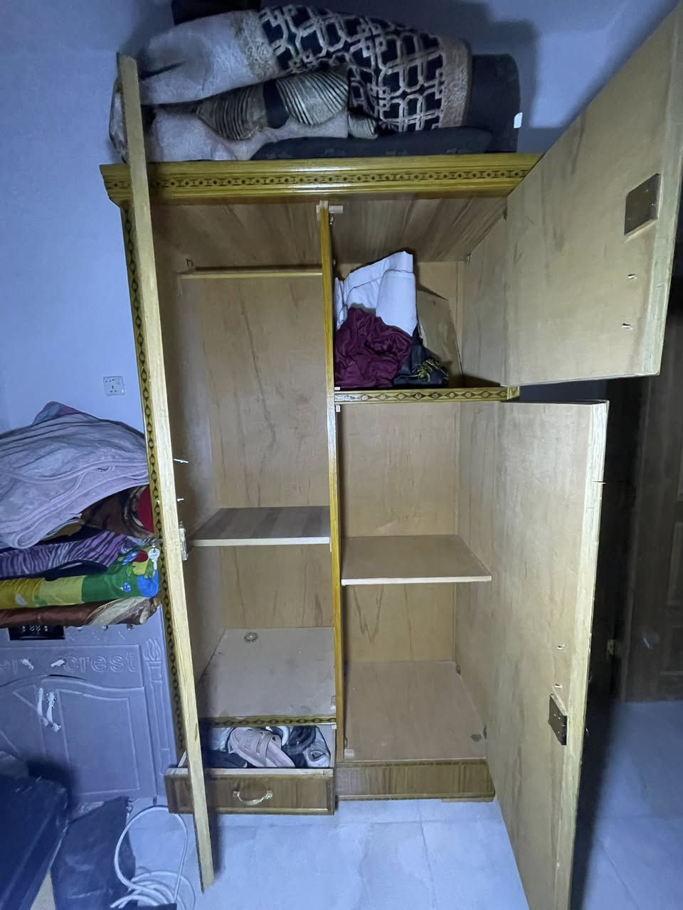 كنتور جديد مالي شي بس اليدة مشلوعة تتبدل ١٠٠٠ دينار السعر ٢٠٠ الف والله العظيم جديد المكان الثعالبة والرقم *********** راسلني واتساب وادزلك الوكيشن
