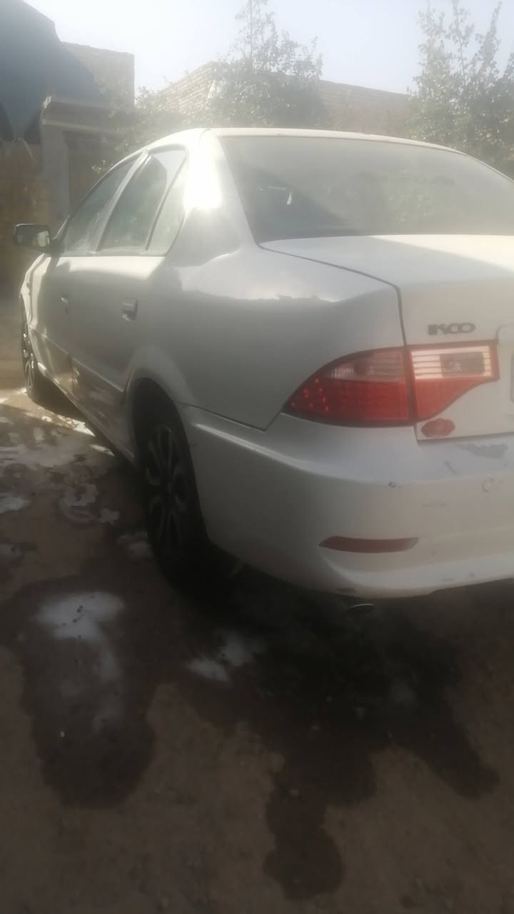 السلام عليكم سمند سورن 2012 سياره مكفوله بس باب السايق مبدل وبابهة البلادي عندي بي ضربه بسيطه رقم انكليزي. سنويه ل 31 حداديه هزه كله جديد سياره ماتتعب عليهة مداور ثاني يوم سعر السياره 42$ ي استفسار عل رقم التلفون ***********  مكان السياره دوانيه
