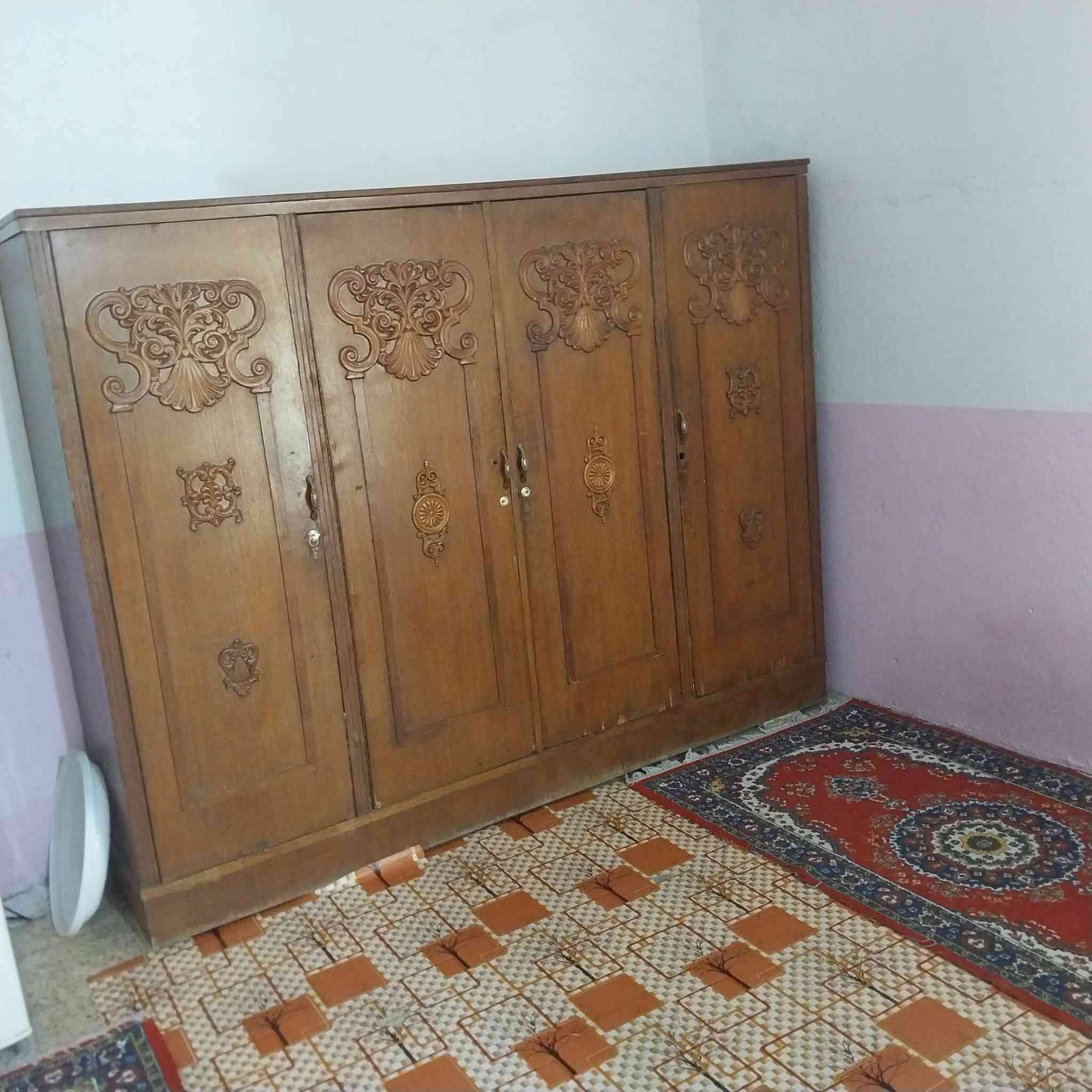 للبيع كنتور ابو ٤ ابواب خشب صاج ثقيل سعر ١٠٠ العنوان ميسان قضاء المجر الكبير ستفسار ***********
