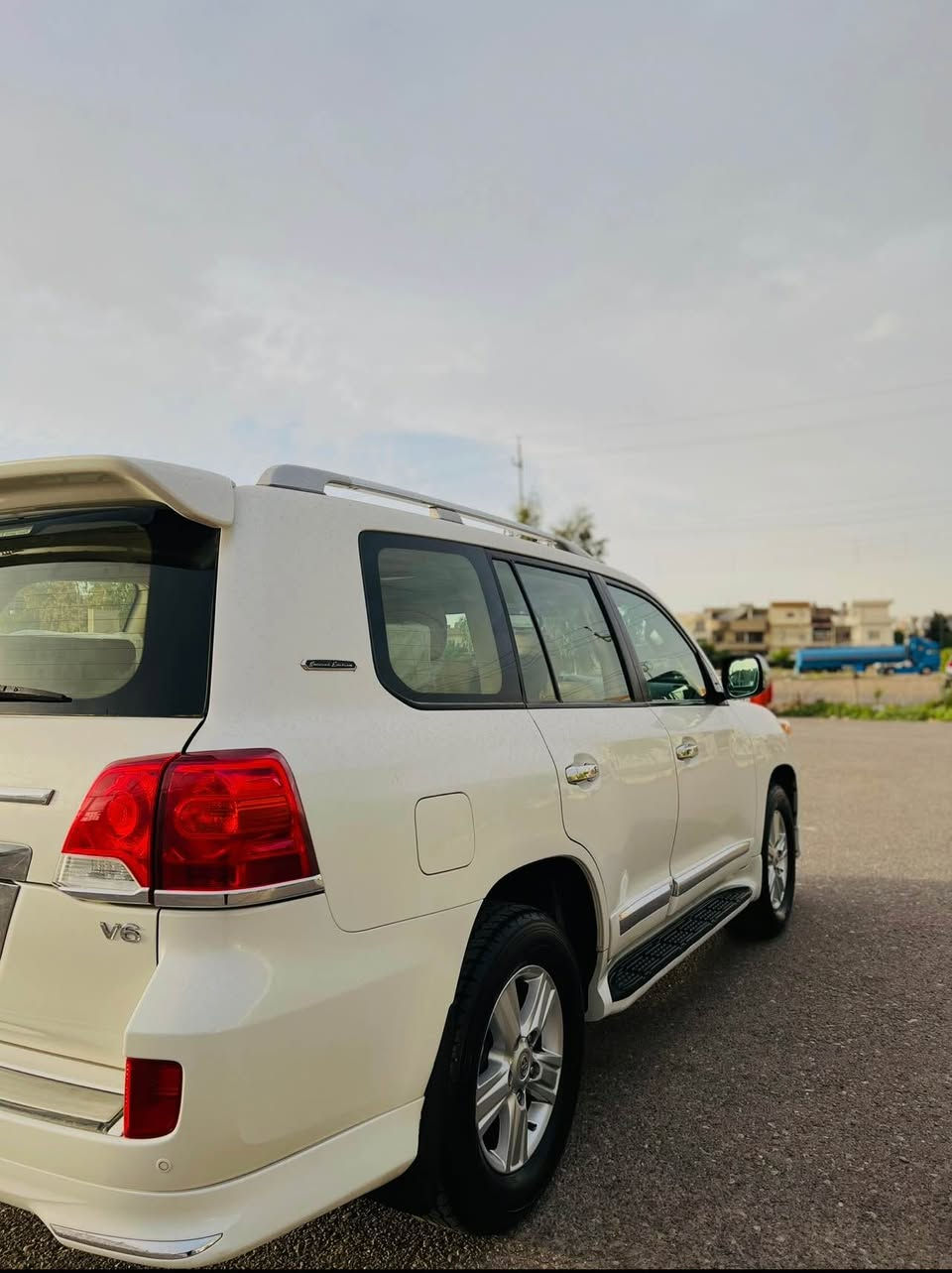 تۆیۆتا لاند کروزر (وەنەوشە) 2015 GXR فول مواسەفات شەش پستۆن سلاید ، سلاجە ، لایت زینۆن ، سێ مقعد و تەبرید مرکزی ، چاملغ و کەمێک دەعامی بۆیاخە بستەک سنوقی تعدیل و ڕسمی سۆنەرەکەم دانایە و گێڕ و مەکینە و هەمووشته بە شەرت 98 هەزار ڕۆیشتوە و نرخی 400$ ە . 
*********** أربيل, العراق
