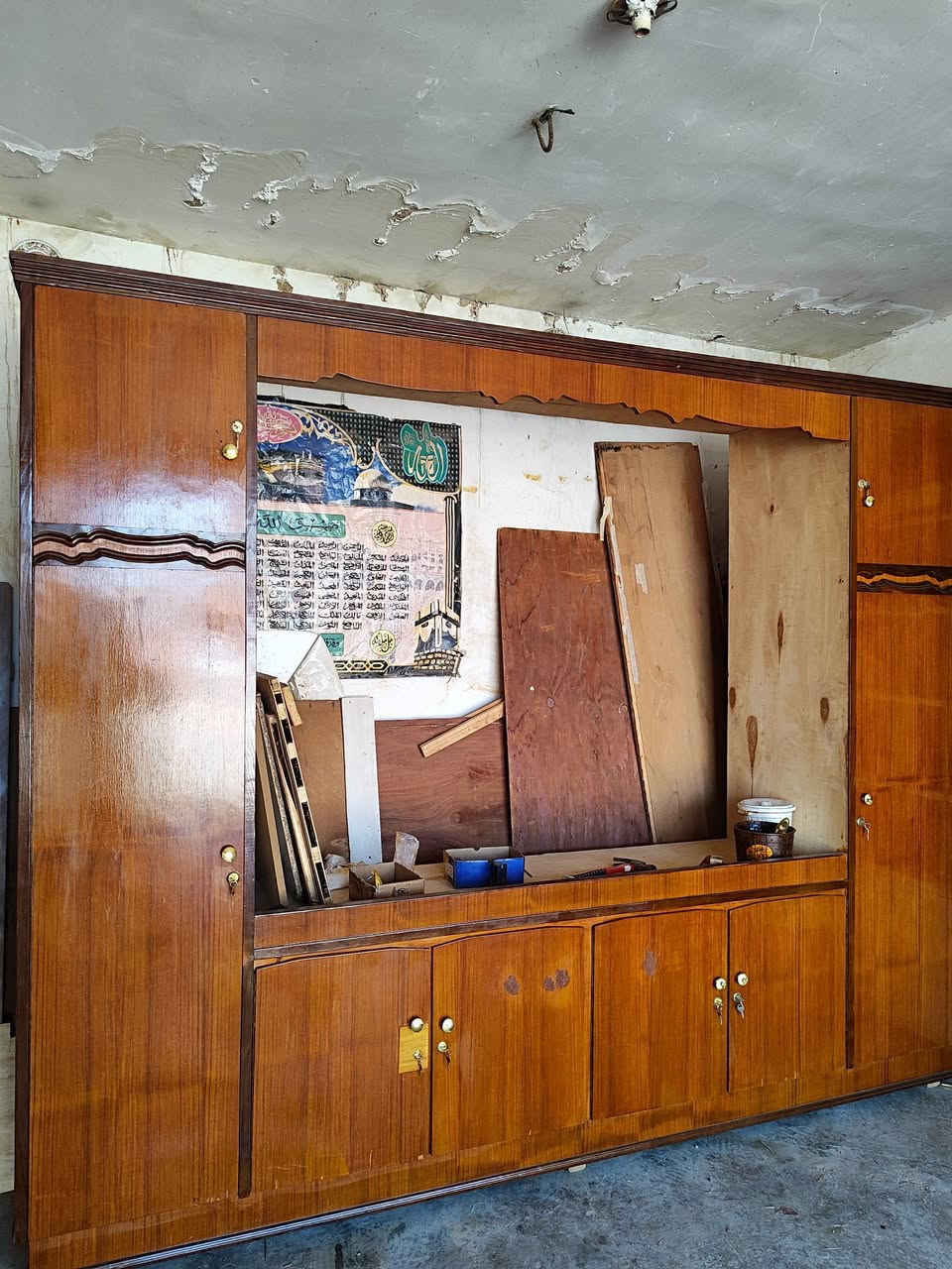 #كنتور 5 باب مترين وربع العمق 70 الارتفاع مترين و40  #وكلاريات 3 متر بابين نضيفات حيلل  حيلل .
#الرقم ***********
