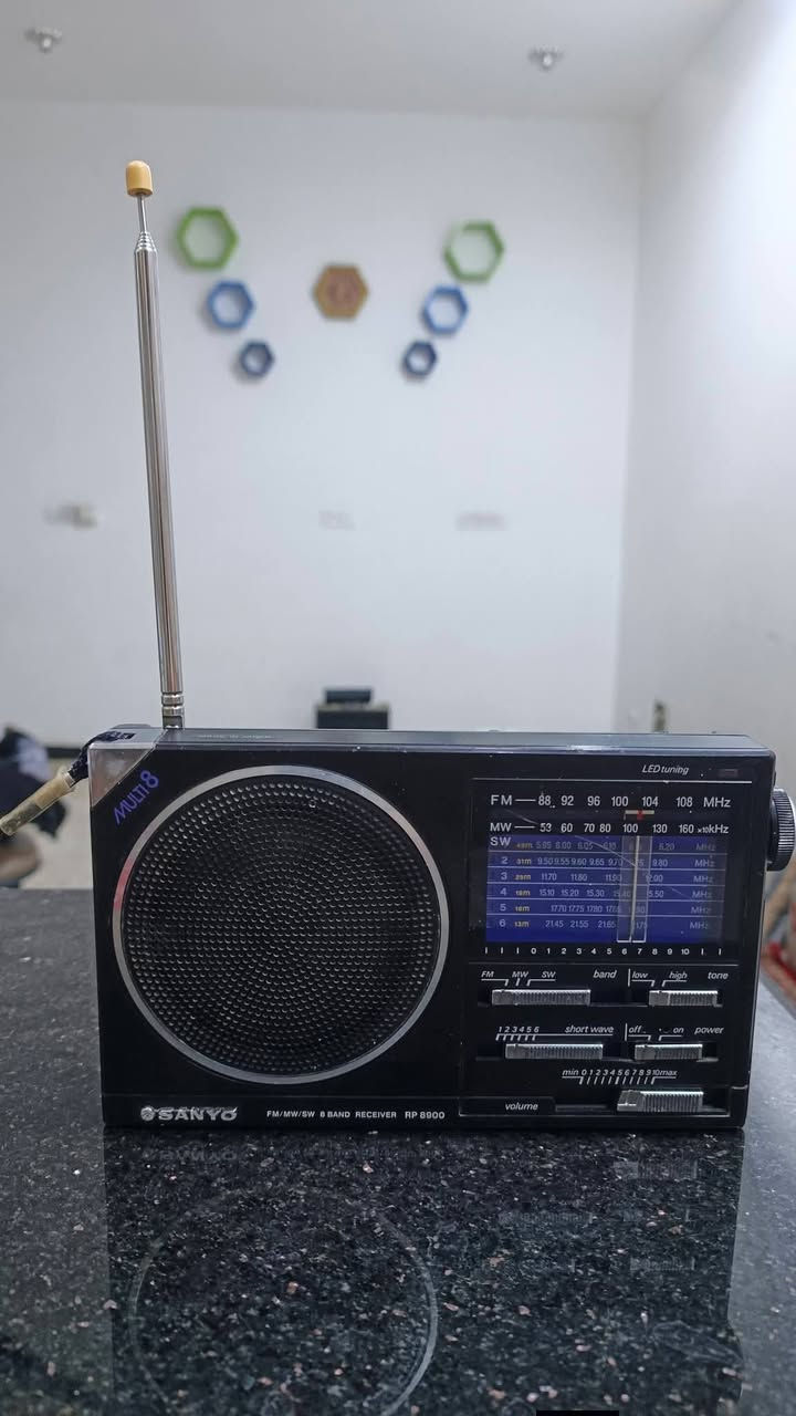 راديو سانيو ياباني اصلي باله انكليزية ٣ موجات AM/FM/SW ، الجهاز كل محطاته شغاله لكن لأمانه اجاني من الباله مفتوح بي نقص برغي و كان اكو حركه بداخله فتحته لكيت المساند البلاستك مال السماعه طاكه و لحمتهن لكن الجهاز على وضعه البلادي ما مصلح ابد. (نقص قبق باتري و بي فطر بالجامه الاماميه) 
50 الف


**إذا كنت صاحب هذا الإعلان وتريد حذفه لأي سبب، رجاءا أرسل رسالة إلى الدعم الفني**