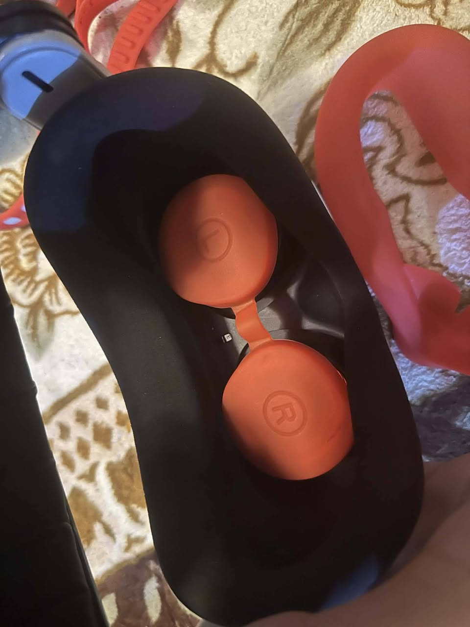 اوكلست كويست 2
ذاكرة :256 
منزل بيها منصة العاب و العاب كاملة مكمله من اقوه الالعاب 
وبيها ستراب اصلي بي 
بطارية اضافية تزيد ساعات العب 5 ساعات اضافية 
مع كفرات جوستكات وحمايه عدسات وحماية شامله
مع حقيبه اصلية 
والعاب منصبه داخل النضاره 
يعني النضاره 100/100 شد ولعب 
سعرها 350 الف وبيها مجال للطيبين

الموقع حي الاعلام شارع المستوصف

***********
