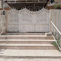 بيت للبيع المساحه 200م الواجهه 10 النزال 20 الطابق الارضي يتكون من غرف...