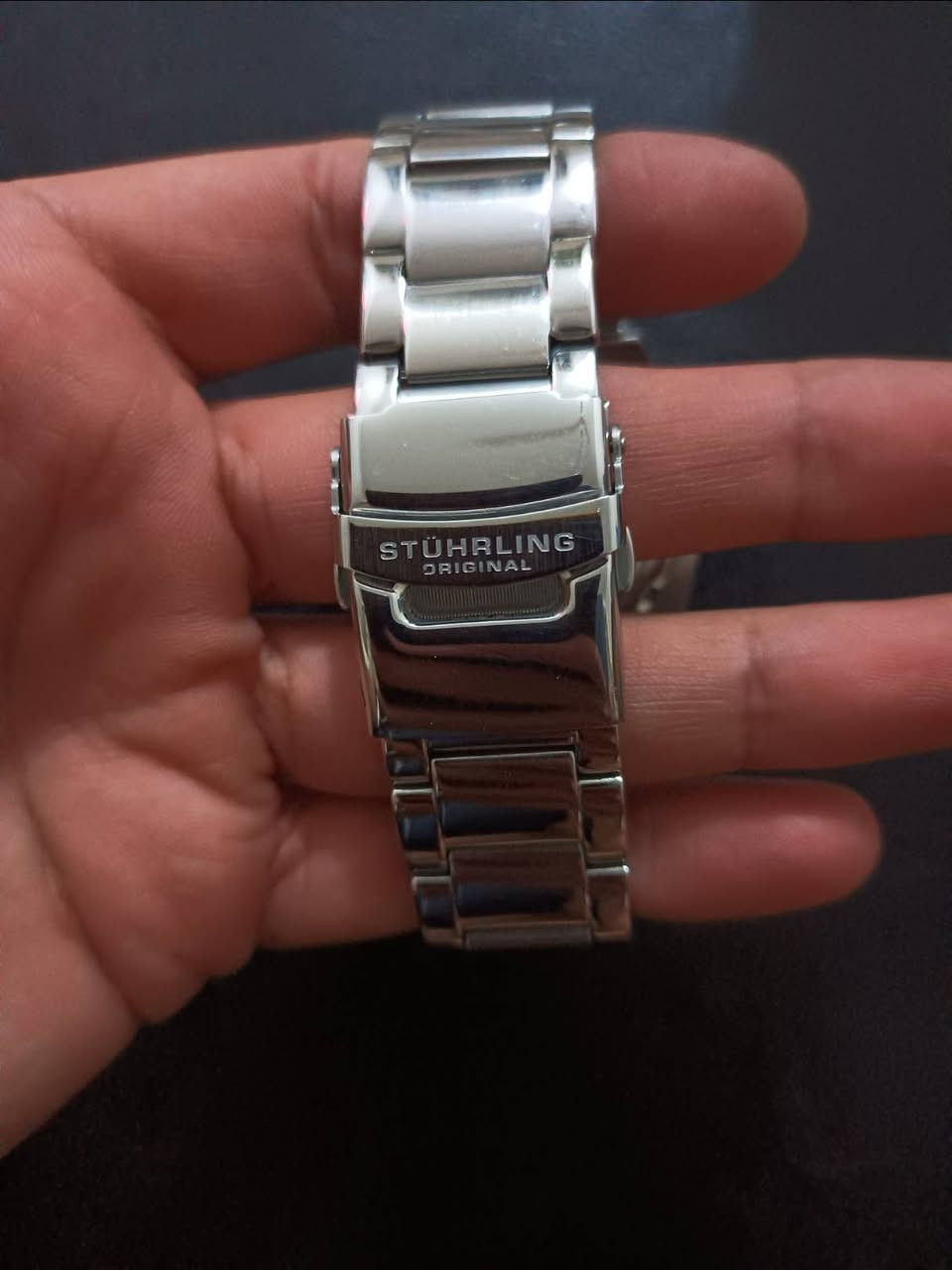 السلام عليكم
...السعر 85...
Stührling Original اصلي 
نوع الحركة: حركة كوارتز سويسرية (Swiss Quartz) لضمان الدقة في ضبط الوقت.
نافذة عرض التاريخ 
مقاومة الماء: تصل إلى 200 متر (660 قدمًا)، وهي مزودة بتاج لولبي لضمان الحماية القصوى ضد تسرب الماء.
المواد: هيكل وسوار من الفولاذ المقاوم للصدأ (Stainless Steel) مع إطار خارجي (Bezel) دوار أحادي الاتجاه.
المينا: أسود مع أرقام عربية كبيرة ومؤشرات مضيئة لسهولة القراءة في الظلام أو تحت الماء.
الزجاج: مصنوع من كريستال Krysterna™، وهو نوع متين


**إذا كنت صاحب هذا الإعلان وتريد حذفه لأي سبب، رجاءا أرسل رسالة إلى الدعم الفني**