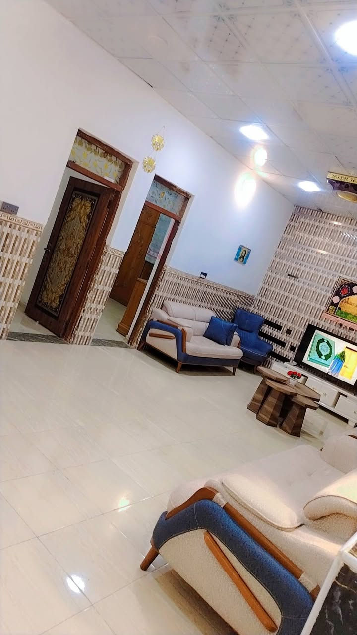 السلام عليكم بيت زراعي للبيع المساحة 300.                                                                                           يبعد عن الحضارة 200.                                                                                                                             غرفتين 6×4.                  وصاله 8ونص ×4.                                                                                                والمطبخ 5×4 بارد ومطبخ حار.                                                                                                                ولاستقبال 6 ونص والعرض 4 وصحيات داخل وخارج                                                                                     الرقم ***********
