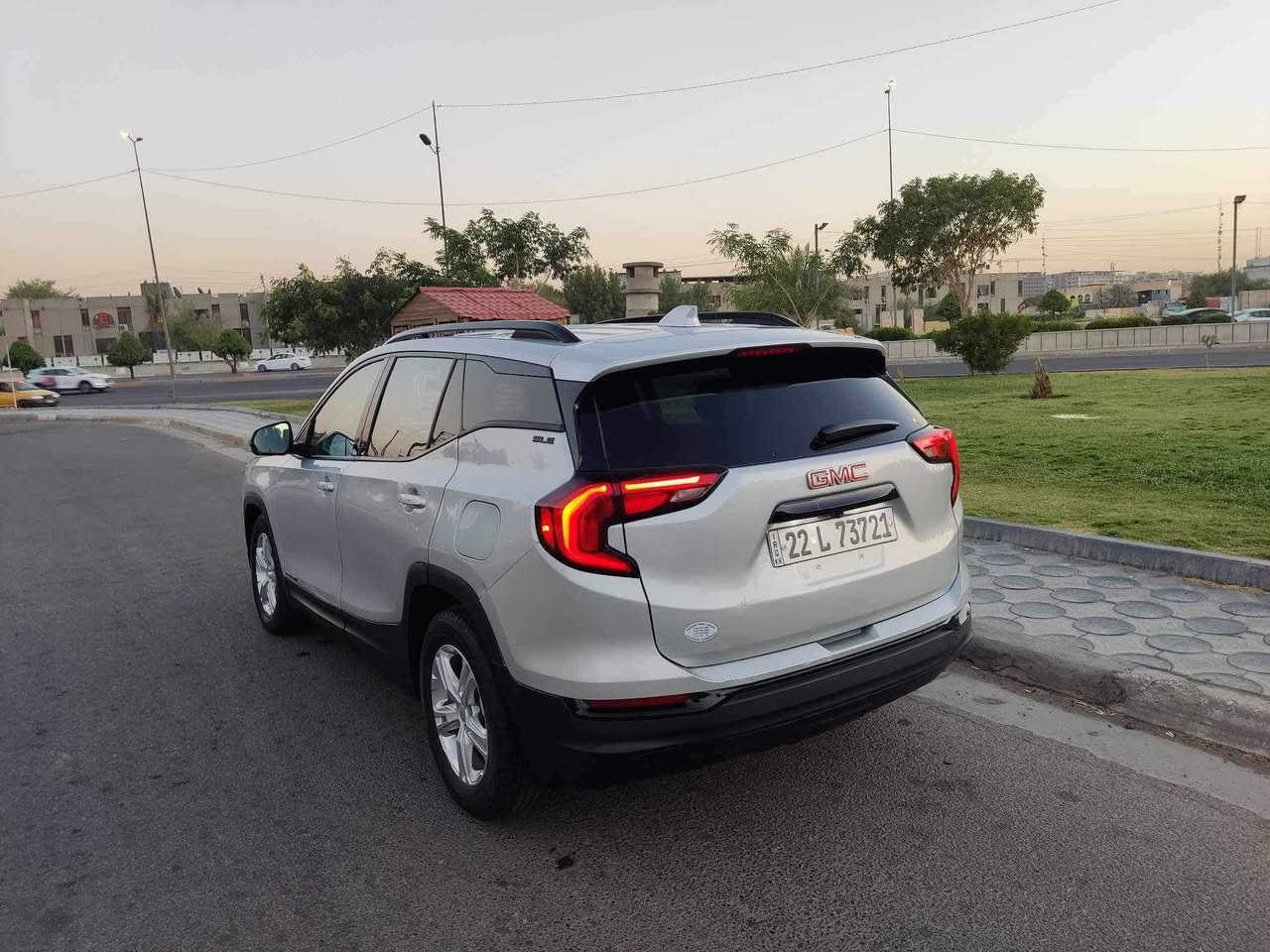 السلام عليكم بجم كبس
جمسي تيران GMC Terrain SLE  موديل 2021
فئة SLE
محرك 1.5 T
جير أوتوماتيك 9 سرعات 
Apple CarPlay و Android Auto
كاميرا خلفية
حساسات خلفية
تشغيل بصمة
تشغيل عن بُعد (Remote Start)
مثبت سرعة
تحكم بالستيرن جهتين 
بلوتوث وUSB
مكيف ممتاز
إنارة LED نهارية
زجاج ومرايا كهربائية
5 مقاعد مع مساحة واسعة
نظام مانع انزلاق وثبات إلكتروني 
وسائد هوائية متعددة

ملاحظة *السيارة بيها 5قطع صبغ بجم كبس كير محرك لغود شواصي مكفولات 

السعر:158 وبيها مجال 

ه‍:***********
