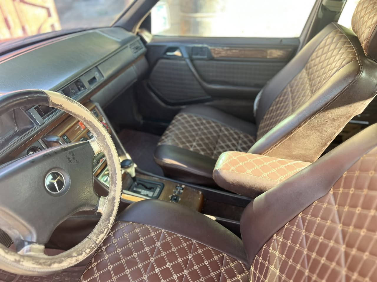 السلام عليكم
سياره مارسدس جانبو موديل ٩١
رقم بغداد وسنويه جديده
تخم تاير جديد 
حداديه نضيفه 
قواعد دبلات مكفوله وسليمه 
كير ومحرك بطه 
كشنات كهربائيه شغاله 
سياره حلوه  ونظيفه 
السعر ٥٢ وبيها مجال 
عنوان بغداد  
***********
