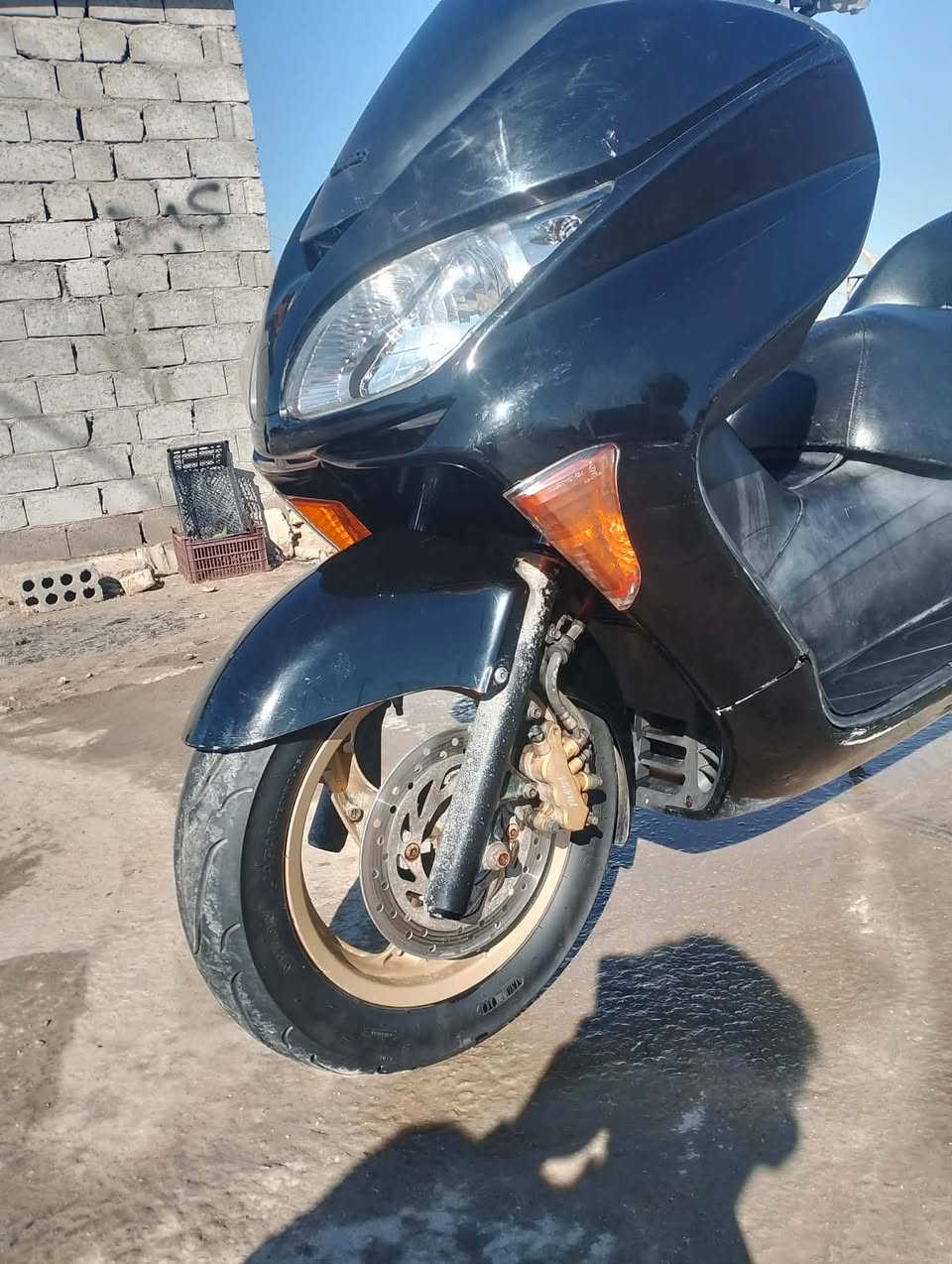 السلام عليكم الدراجة بوضع الوكالة كلشي بيهة شغال شلعة زاد معدل خير من الله الدراجة مصارلهة اهواي من طالعة من الرنبة مكينة مكفولة والكير شغال 7نمر 4تحويلات مكان الدراجة بابل ناحية الطليعة وذة رقمي *********** للعلم (مكلف بل النشر اتصل لاتراسل خاص)
