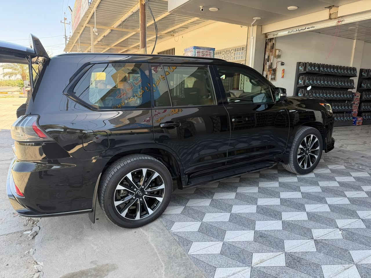 لكزس كور سوبر سبورت5700
المواصفات :
الموديل 2021

 العداد46 km حقيقي  
 المحرك: 8 سلندر / 5700 CC
 
 المواصفات:
• جكات هيدروليك متطورة
• بصمة تشغيل + بصمات أبواب
• تشغيل عن بعد
• 5 كامرات + رادارات أمامية / خلفية / جانبية
• كشنات جلد أصلي كهربائية (ذاكرة ميموري + تبريد + تدفئة)
• شاشات خلفية للركاب
• ثلاجة وسطية
• صندوق  كهرباء خلفي
• فور ويل (دفع رباعي)
• سلايت (فتحة سقف)
• لايتات زينون أسود + يَدات نيكل 
•ثلاث شاشات اصلية بلاد مع الموس الأصلي 
• نظام حساسات أمامية وخلفية
• باقي مواصفات S المعروفة 
•مكفولة كفالة عامة كير، مكينة، كهربائيات، وحدادية كلهن بشرط 
رقم بغداد مميز وهزه وسنوية جديد
• رقم صاحب سياره ***********
