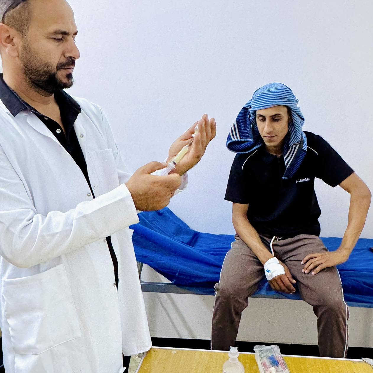 مركز صحي الغدير يباشر باستقبال المراجعين وتقديم الخدمات الصحية المتكاملة

مباشرة مركز صحي الغدير باستقبال المراجعين من أهالي المناطق المحيطة، وتقديم مختلف الخدمات الصحية والعلاجية لهم، وذلك ضمن جهود تعزيز مستوى الرعاية الصحية وتسهيل وصول الخدمات الطبية للمواطنين.

ويأتي افتتاح المركز ودخوله حيز الخدمة بهدف تلبية احتياجات السكان الصحية وتخفيف العبء عن المراكز الأخرى، حيث باشرت الكوادر الطبية والصحية عملها منذ اليوم الأول بتقديم الفحوصات والعلاجات اللازمة للمراجعين.


**إذا كنت صاحب هذا الإعلان وتريد حذفه لأي سبب، رجاءا أرسل رسالة إلى الدعم الفني**