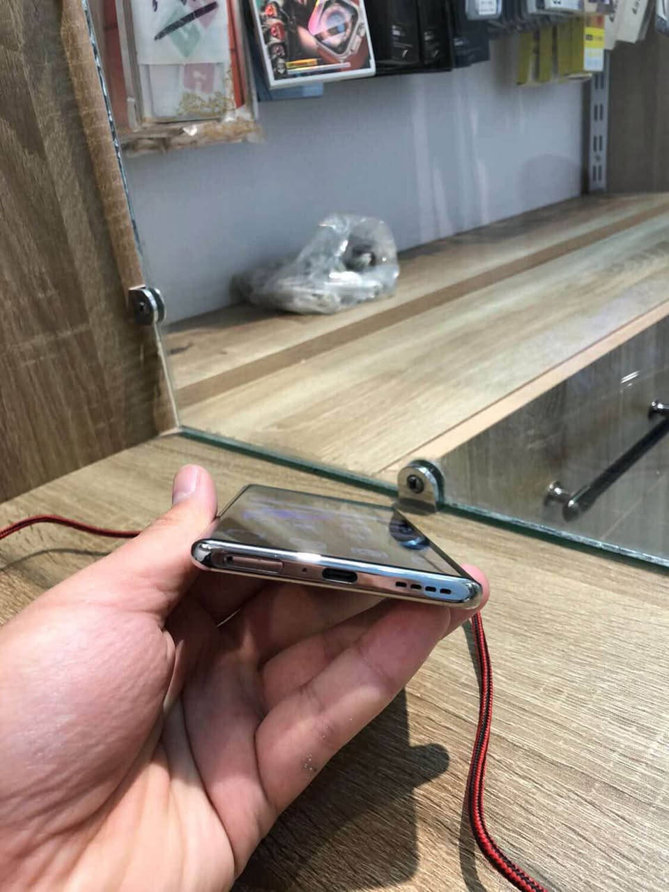 📱 مواصفات Infinix Note 40 Pro 5G

🔹 الشاشة:  
• AMOLED منحنية 6.78"  
• دقة 1080 × 2436  
• معدل تحديث 120Hz  
• حماية Corning Gorilla Glass

🔹 المعالج:  
• MediaTek Dimensity 7020 5G

🔹 الذاكرة والتخزين:  
• RAM 8GB  
• ROM 256GB

🔹 الكاميرات:  
• خلفية ثلاثية  
  ‣ أساسي 108MP + OIS  
  ‣ عدستان 2MP  
• أمامية 32MP

🔹 البطارية والشحن:  
• 5000mAh  
• شحن سريع 45W  
• شحن لاسلكي 20W (MagCharge)

🔹 نظام التشغيل:  
• Android 14 مع واجهة XOS 14

🔹 الميزات الإضافية:  
• دعم شبكات 5G  
• NFC  
• IR Blaster  
• صوت JBL  
• تصنيف IP53 لمقاومة الرذاذ

🔹 تصميم خاص:  
• إصدار Racing Edition  
• تعاون في التصميم مع BMW Designworks

📌 جهاز قوي في فئته، شاشة ممتازة، كاميرا 108MP، وشحن سريع ولاسلكي.

الجهاز حلو سلس موصفاته مثل ممكتوبه مستعمل نضيف عيبه الوحيد الشخوط الي بالشاصي مال كامره و العدسات ممشخطه لتخاف 
الجهاز متور في مركز الضمان عنوان 
كميره مقابل مكتبه الناصر مجاور اسواق ليان بغداد, العراق


**إذا كنت صاحب هذا الإعلان وتريد حذفه لأي سبب، رجاءا أرسل رسالة إلى الدعم الفني**