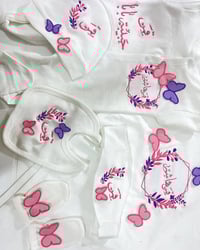 🎀✨ أحدث موديلات ملابس حديثي الولادة وصلت الآن ✨🎀 دللي أميركِ أو أميرتك...