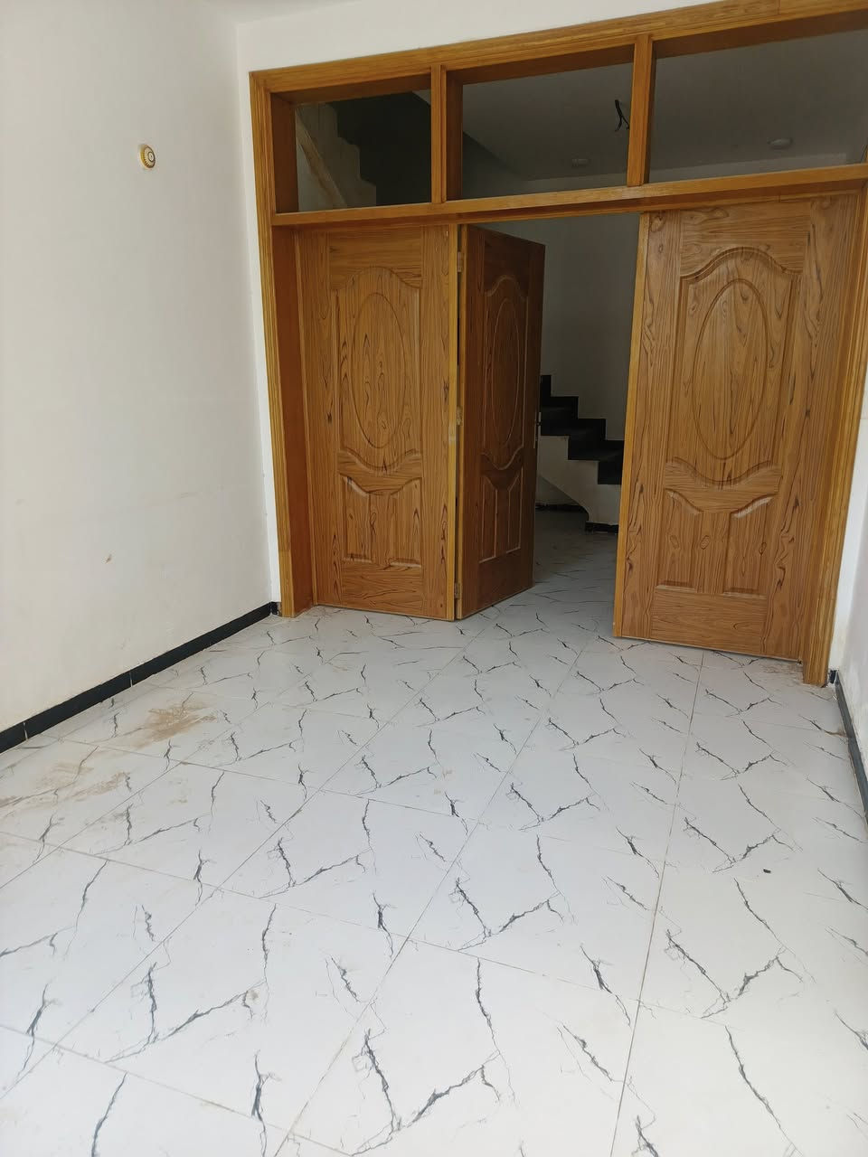 سلام عليكم بيت يجار ١٠٠ متر جديد العنوان حي ميسان شارع زوار يجار ٢٥٠ الف كل شهر بشعره غرفه  وصالة مطبخ استقبال ***********
