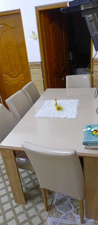 ميز طعام للبيع السعر 140 وبي مجال للاتصال ع رقم،،  (07800188718)