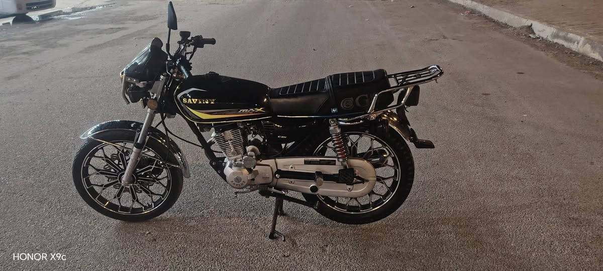 السلام عليكم    دراجه ايراني للبيع موديل 24 جديد كل شي ما بيه برغي ما مفتوح بيها  المكان   الرمادي شارع 60   جديد سعر 700 وبي مجال  ***********
