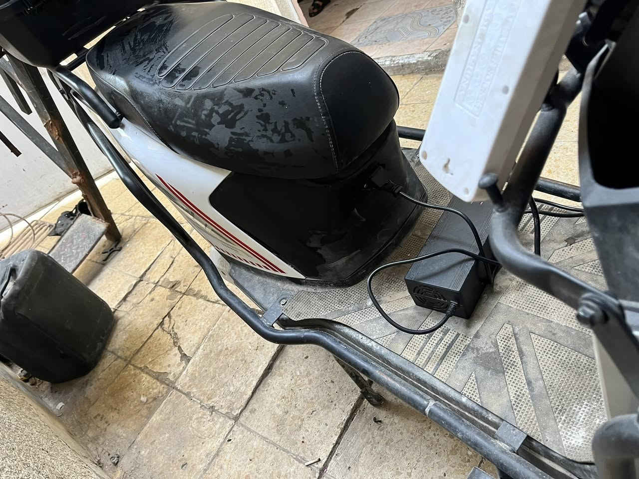 السلام عليكم عندي هاي دراجه شحن
بطاريه ليثيوم تشغيل عن بعد نضام بكR
دبلات بريكات ملفها ٢٥٠٠ 
بيها بعد مواصفات هواي 
نقصها الدراجه بس بطاريه عطلانه الي يحب يشتري يشوفها وينطيني سعرها بس لا يكسر بيها 
وهذه رقمي ***********
