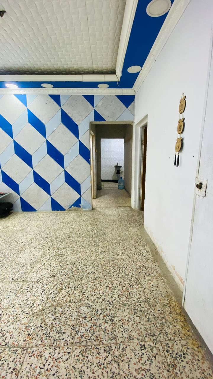 شقه للايجار طابق اول في دور الضباط مقابيل مدارس جنات تتكون من غرفتين وصاله ومطبخ وحمام سعر 450قفل غير قابل للتفاوض ***********
