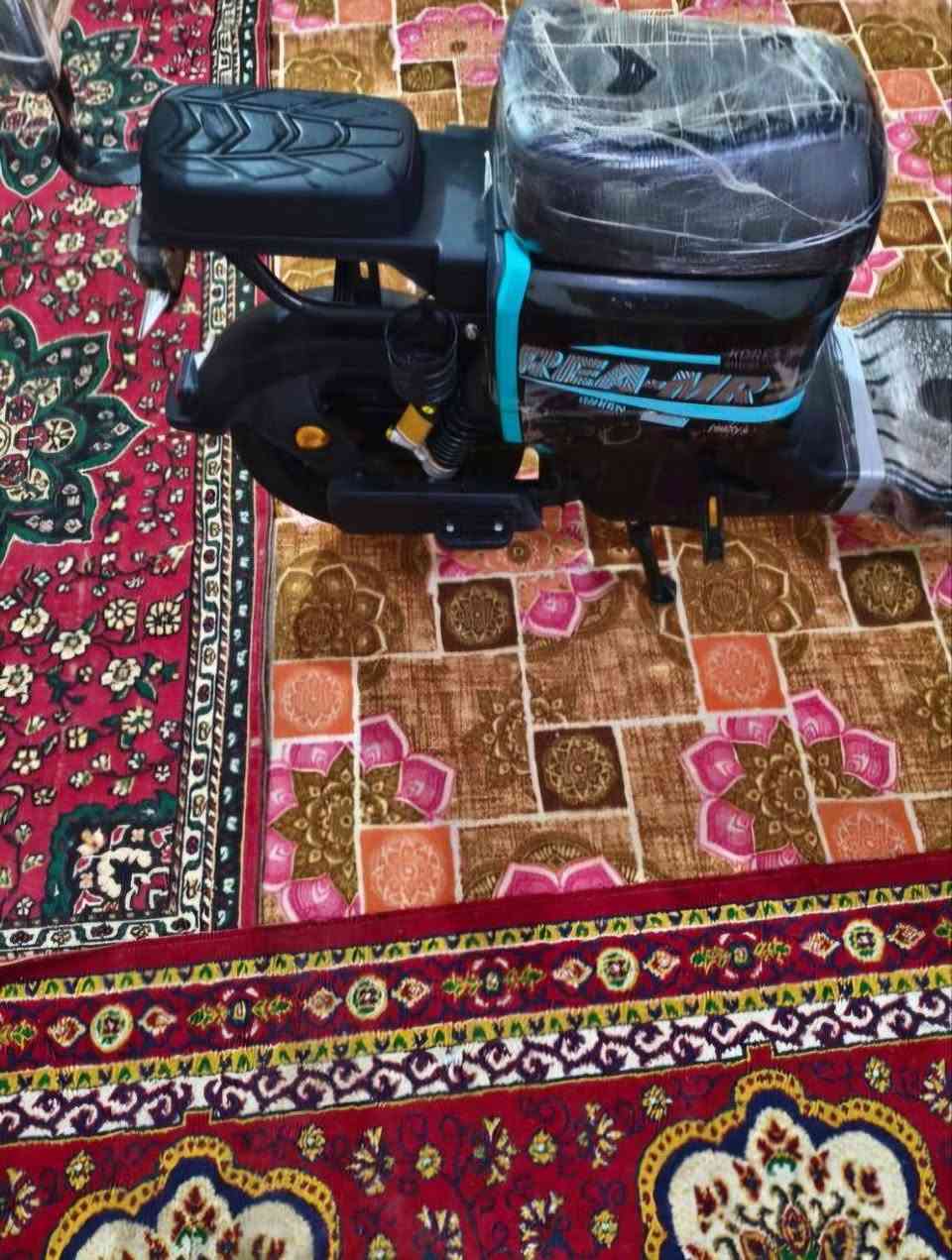 باسكل شحن R7 جديد للبيع 2025
هذه يجي احسن واسرع من R9 
مكان: كربلاء 
الحجم  300_10 اكبر حجم
الون : اسود مميز 
الون الويل :اسود :مميز
المواصفات
السرعه :109 حقيقية
يعمل بنضام 4سرع زائد خاصية الرجوع للخلف
جهاز إنذار :عند السرقة
قفل التاير الخلفي
قفل السرج : او البطارية 
ويل كب.
بطاريات 5 ونلي 60A....... 12V
بايدر مساعد :وايضا يشحن البطارية
سلة أمامية 
تيرات :جوبلس
بريكات: دسك هايدروليك امامي وخلفي 
دواسات دبلات :4 :2 أمامي :2 خلفي
اشاير يمنه يسره دبل اشارة 
لد :نهاري
لد :ليلي
لد :ليلي :إضافي
لد :خلفي
مفتاح 🔑 و بصمة تشغيل عن بُعُد و كارت لمس
شاشة تقرأ :العطلات :والسرعة :والكيلو متر:وشحن البطارية.
وغيرها من المواصفات
السعر 525 الف وبي مجال

لاستفسار خاص او علـّۓ. الرقم اسفل
***********
