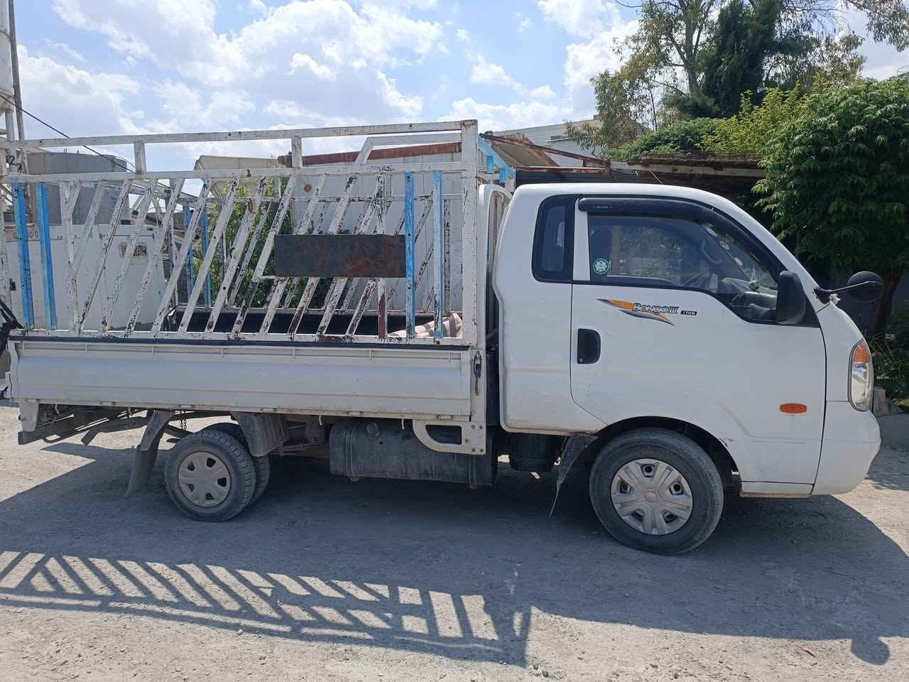 ⭐️ دەرفەتێکی زێڕین: سێتی کاملی ئامێرەکانی فەڕش شۆری (پڕۆژەی ئامادە بۆ کار)
سەرجەم ئامێر و کەلوپەلەکانی کارگەی فەڕش شۆری بە کاملی و بێ کێشەی تەکنیکی دەفڕۆشرێن. گونجاوترین دەرفەتە بۆ کەسێک کە دەیەوێت بەبێ ڕاڕایی و ڕاستەوخۆ دەست بە کاسپیکردن بکارێت.
پێکهاتەی سێتەکە:
🚚 سەیارەی کیا (Kia) مۆدێل 2010: زۆر پاک و ئامادە بۆ گواستنەوەی فەڕش.
⚡️ مۆلیدەی 45 kVA (Perkins / فۆڕگسن): بەهێز و بێ کێشە بۆ دابینکردنی کارەبای تەواوی ئامێرەکان.
🌀 مەکینەی وشککەرەوە (تەعسیر): خێرا و کارامە.
🧼 ٢ ئامێری (جیهازی) تایبەت و زۆر باش بۆ شۆردنی فەڕش.
💦 ٢ جیهازی غەسل (پەمپی ئاوی پەستان بەرز).
🏗 ستاندی هەڵخستن: بڕی ٣٠ فەڕش بەسەرپەرشتی و ڕێکپۆشییەوە دەگرێت.
🛠 + کۆمەڵێک کەلوپەل و پاشکۆی تری پێویستی کارەکە.
📌 تێبینی و مەرجەکان:
هەموو کەلوپەلەکان بەسەر یەکەوە و بە جەملە دەفڕۆشرێن.
ئامێرەکان تاقیکراونەتەوە و بە مەرجی ئیشکردن و تەندروستی تەواو دەدرێن.
گوڕینەوە (موعامەلە): ئامادەم بگۆڕمەوە لەگەڵ سەیارەی یان زەوی کە بەدڵم بێت  (لەکاتێکدا ئەگەر پارەی نقدی تەواوت پێ نەبێت).
💰 نرخ: $23,000 (دوو دەفتەروسی گەڵا) – کەمێک موعامەلەی تێدایە لەسەر ئامێرەکان بۆ کڕیاری جدی.
📞 ژمارەی پەیوەندی: [***********]
