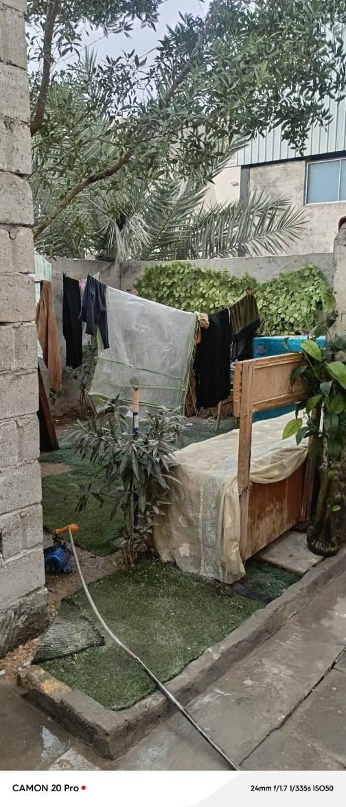 البيت للبيع ملحق قريه الغدير على الحولي شارع المطار الجديد ملحق قريه الغدير عمود 310 يبعد عن الشارع 75متر مشمول بلتطويب طابو زراعي سند 25 مساحه البيت 170متر يحتوي البيت ساحه كبيره وحديقه 3 غرف وصاله ومطبخ وحمامات خارجيه ماء كهرباء التيل بلباب تبليط كل الخدمات رقم مبايل *********** ابوياسر الهلالي. النجف الاشرف
