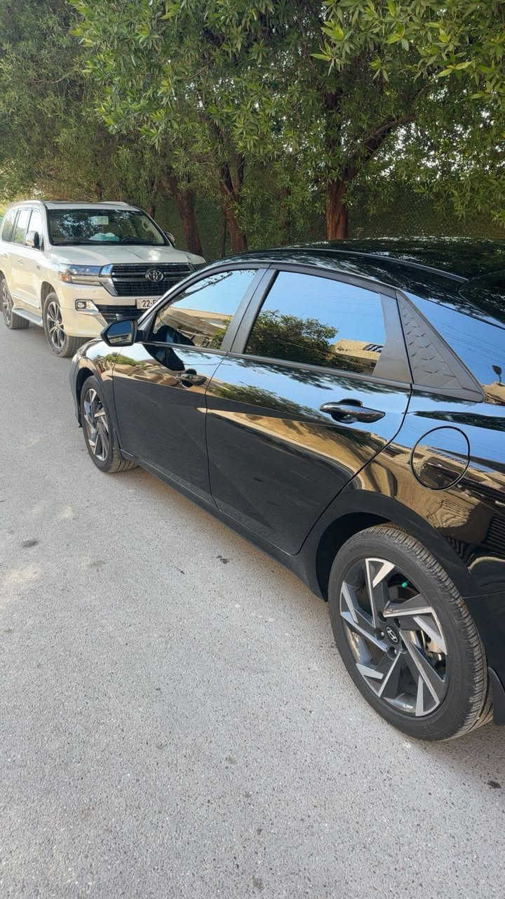 السلام عليكم الانترا موديل 25  الشكل الجديد   منفيست باسمي تحويل ثاني يوم ماشيه 2000 فقط حادثه موضح بالصور فقط بارد بنيد شبر وشويه من جاملغ بارد بدون دواخل ولا شي سياره بدون صبغ ولا تبديل مواصفات فول عده فتحه مواصفات بصمه ويل كب كبير رادارات امامي خلفي لايتات زنون تشغيل عن بعد جنطه ذكيه توقف ذاتي شاحن واير ليس باقي مواصفات معروفه مكان سياره بغداد السعر 148 وبيه مجال بسيط الاتصال على الرقم ***********
