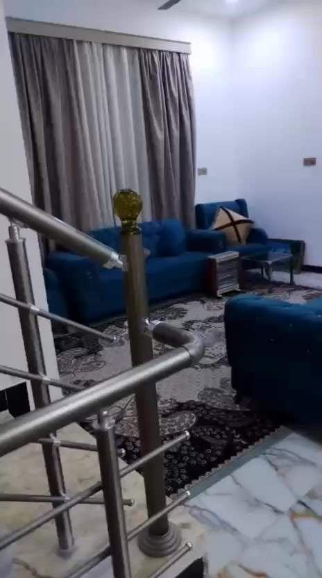 بيت للبيع المساحه 150 في منطقه الثوره قرب مفوضيه الانتخابات يصير خلف الاقسام الداخليه سابقا 
الطابق الاول يتكون من صاله وغرفه نوم وديوانيه ومطبخ بارد ومطبخ حار وصحيات داخليه وخارجيه
الطابق الثاني يتكون من 4 غرف نوم وصاله وصحيات 
الطابق الثالث  يتكون من غرفه نوم  وبيتونه
للاستفسار الاتصال على الرقم 
***********
