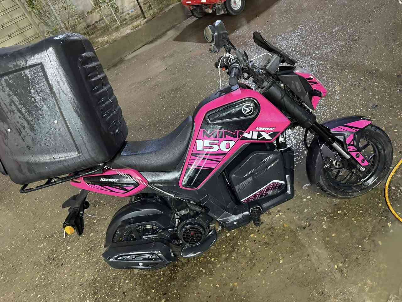 السلام عليكم
دراجه 150cc   minx  للبيع
 اخذتها قبل كم شهر من عجلة الخليج ماشيه 3000 يعني بعدها جديده الدراجه نظام بطح بس صغير كير اوتو 
دراجه رقم وسنويه بعدها ب إسم الشركه
 بازين بس محسن ودهن من الشركه
سعرها مليونين وربع. وبيها مجال 
 التفاصيل أكثر اتصل ***********
