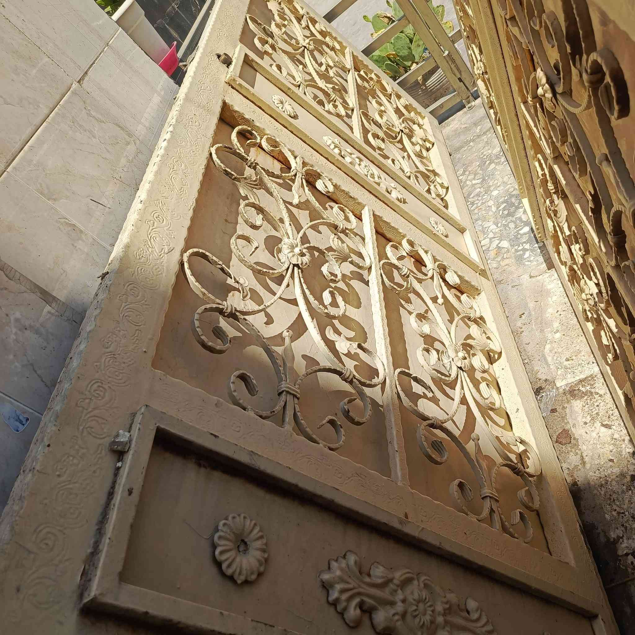 السلام عليكم  للبيع حديد وزن ثقيل عرض مترتين  واثنين وطول مترتين و 27 المكان بغداد مدينه الصدر  الهاتف ***********
