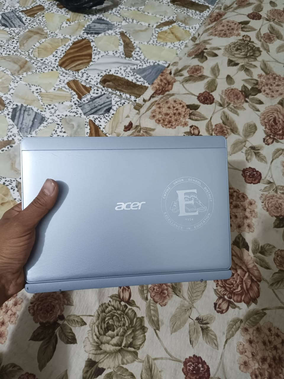 لابتوب لمس نضيف نوع ايسر Acer مرتب ومكفول
حجم صغير ويصلح يكون ايباد هم 
ذاكره 64 مرتب وياها شاحنتها الاصليه
ملاحظه نقصها تعريف مال صوت فقط 
للبيع او مراوس سعرها 110 الف 
رقمي ***********
مكاني كربلا الجاير
